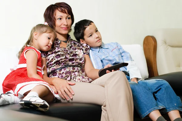A family watching a tv — Stock Photo, Image