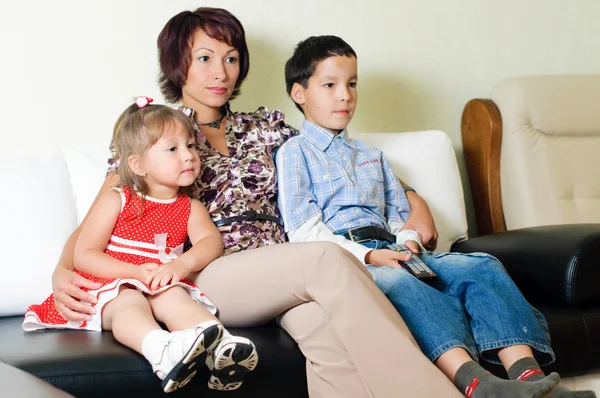 Eine Familie vor dem Fernseher — Stockfoto