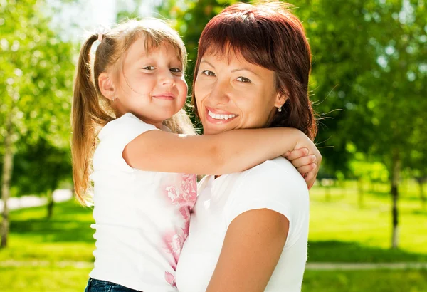Mutlu anne kızıyla birlikte — Stok fotoğraf