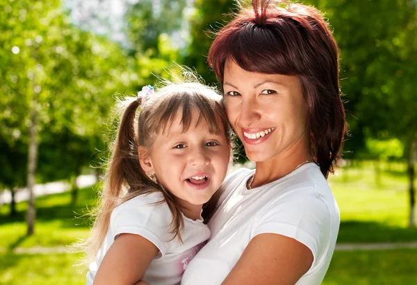 Šťastná matka se svou dcerou — Stock fotografie