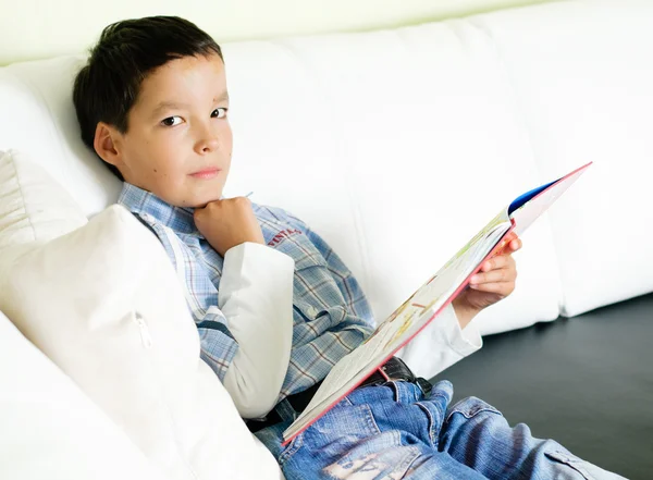 Мальчик читает книгу — стоковое фото