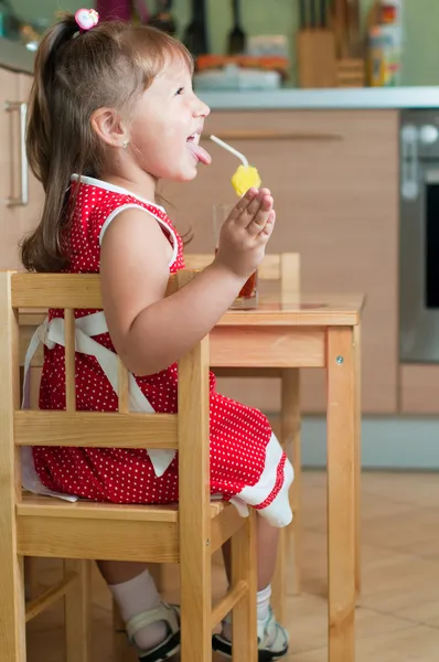 Маленькая девочка за столом — стоковое фото