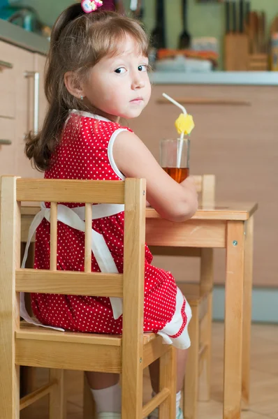 Ένα μικρό κορίτσι σε ένα τραπέζι — Φωτογραφία Αρχείου