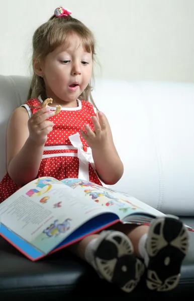 A little girl with a book — Stock Photo, Image