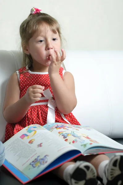 A little girl with a book — Stock Photo, Image