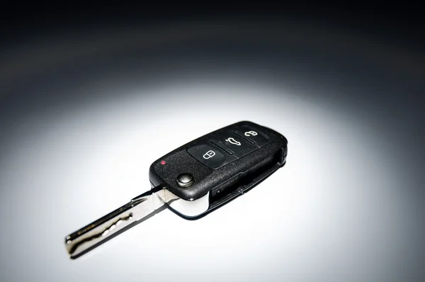 Auto sleutel op donkere achtergrond — Stockfoto