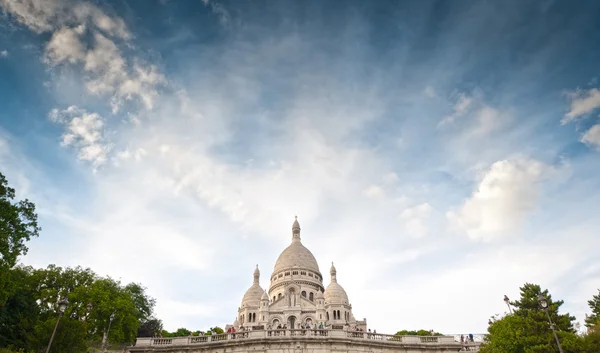 Széles nézet a bazilika a Szent szív, Párizs. — Stock Fotó