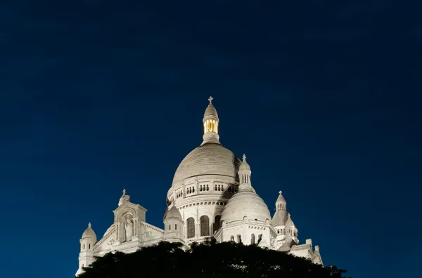 Noční pohled na bazilika Nejsvětějšího srdce Paříže. — Stock fotografie