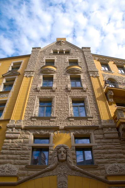 Altes gelbes Haus in Riga — Stockfoto