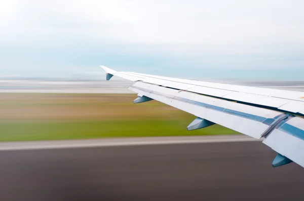 Vliegtuig vleugel op take off of landing. — Stockfoto