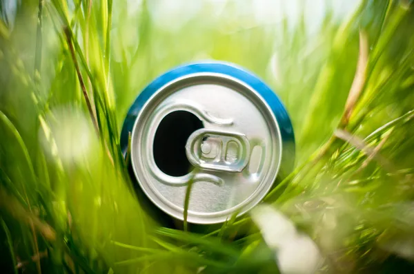 Aluminum can in grass — Stock Photo, Image