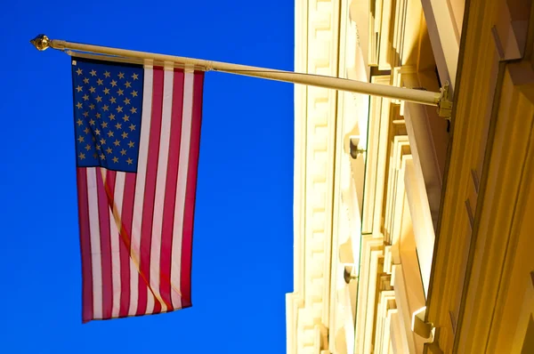 Americká vlajka na budově — Stock fotografie