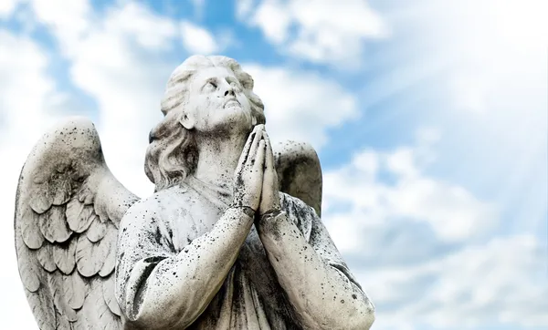 Beautiful statue of the angel with cloudy sky — Stock Photo, Image