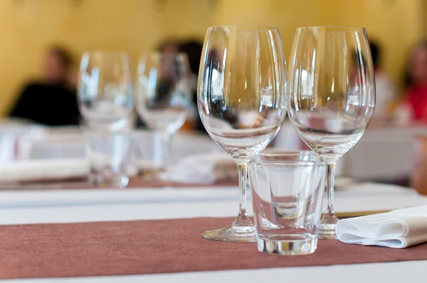 Prázdné poháry na stole — Stock fotografie