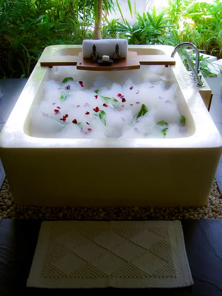 Luksusowy kąpiel z pianką — Zdjęcie stockowe