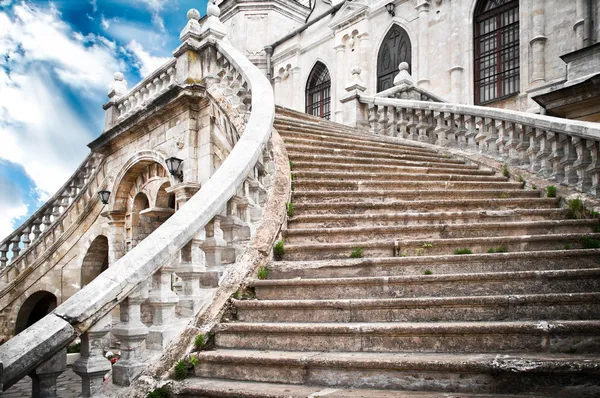Kilise büyük merdivenden — Stok fotoğraf