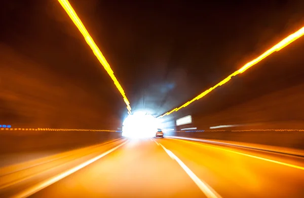 Bewegungsunschärfe im Autotunnel — Stockfoto