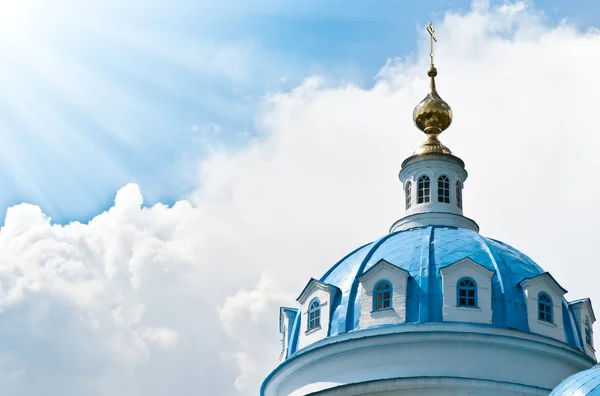 Schöne Kirche gegen bewölkten Himmel — Stockfoto