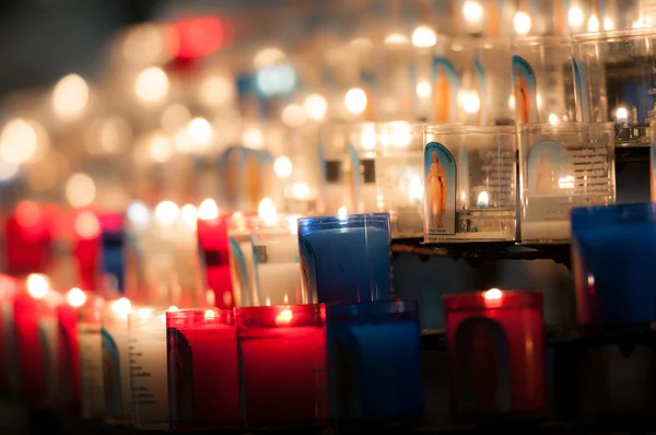 Kostelní svíčky ve tmě — Stock fotografie