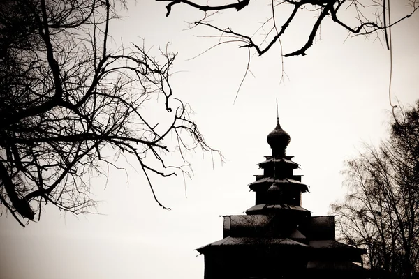 Iglesia con árboles de miedo — Foto de Stock