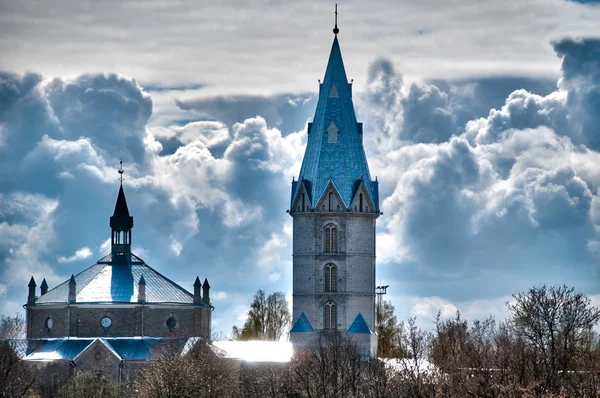 Arka planda bulutlu gökyüzü güzel kilise — Stok fotoğraf