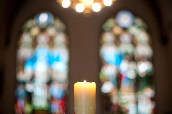 Interiér kostela s svíčku a vitráže oken — Stock fotografie