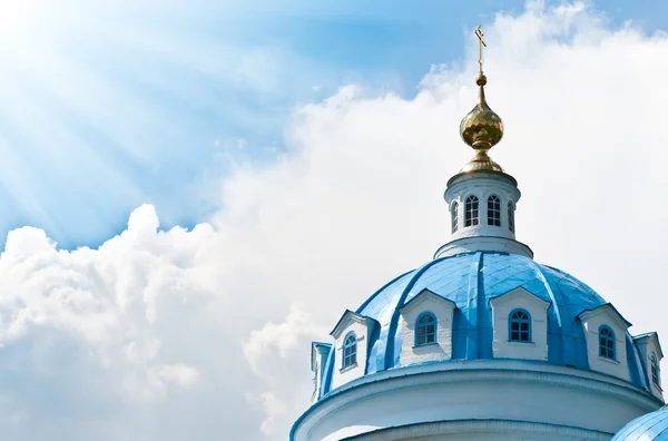 Piękny kościół przeciw błękitne niebo pochmurne. — Zdjęcie stockowe