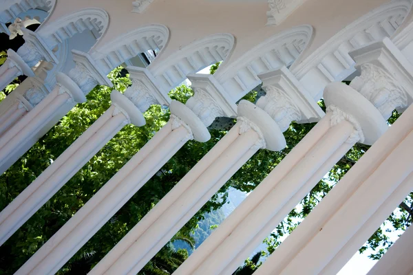 Gebäude weißer Säulen — Stockfoto