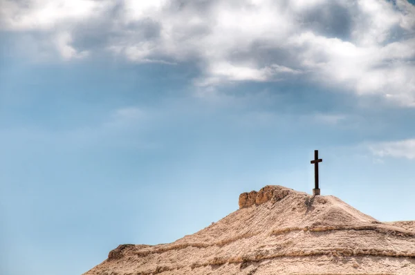 Croce sulla montagna — Foto Stock