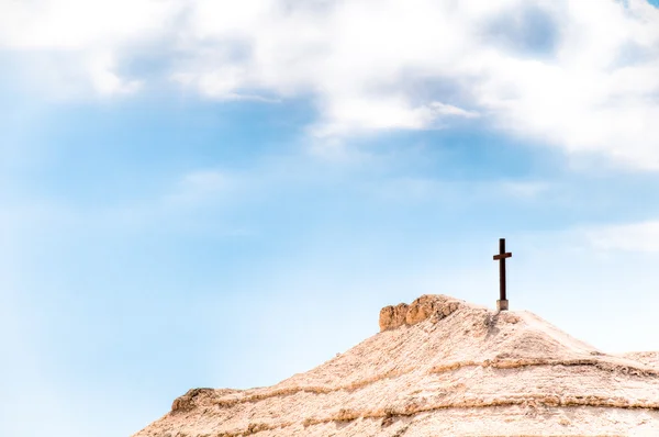 Крест на горе — стоковое фото