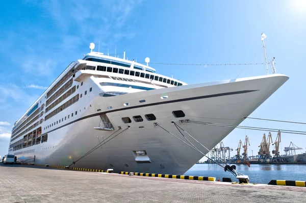 Beautiful cruise ship in harbor — Stock Photo, Image