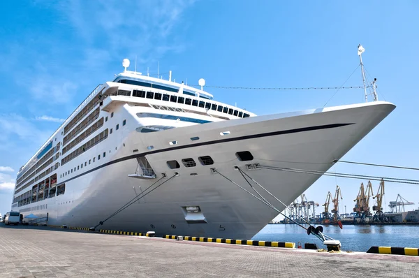 Beautiful cruise ship in harbor — Stock Photo, Image