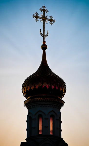 Silhouet van Russische kerk koepel — Stockfoto