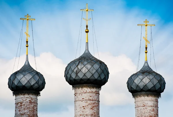 Trzy kopuły kościoła rosyjskiego. — Zdjęcie stockowe