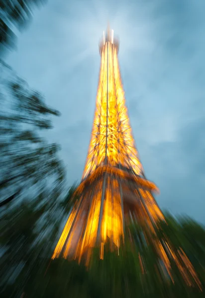 Вид на Эйфелеву башню в размытом масштабе ночью — стоковое фото
