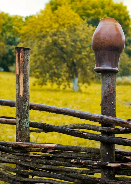 Hrnec na plot — Stock fotografie