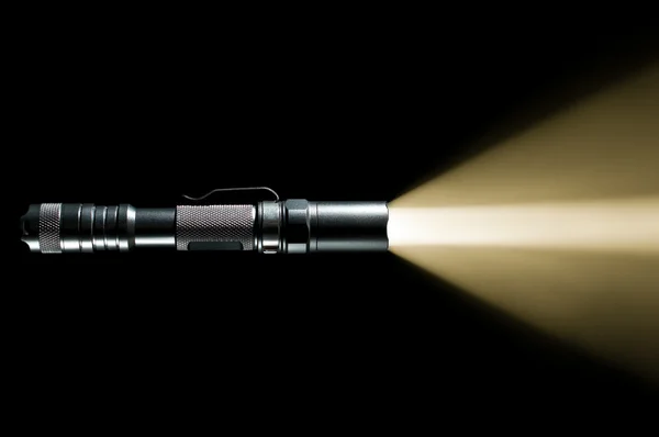 Taschenlampe mit Lichtstrahl — Stockfoto