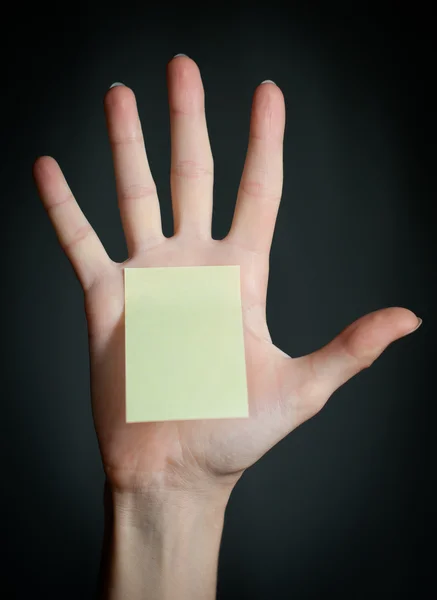 Mão feminina com nota em branco — Fotografia de Stock