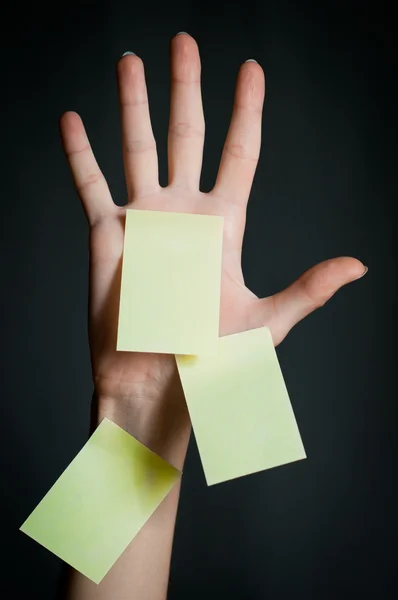 Weibliche Hand mit unbeschriebenem Blatt — Stockfoto