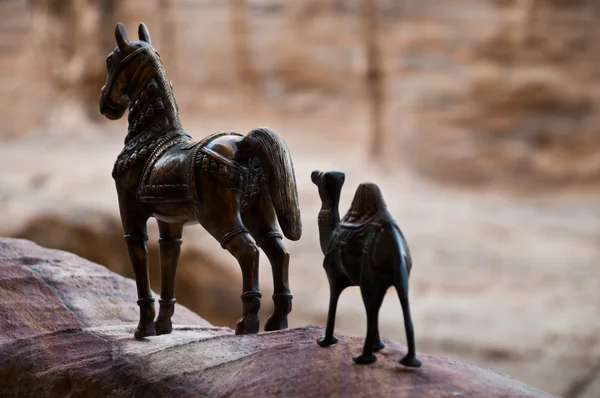 Velbloudí figurku a koně — Stock fotografie