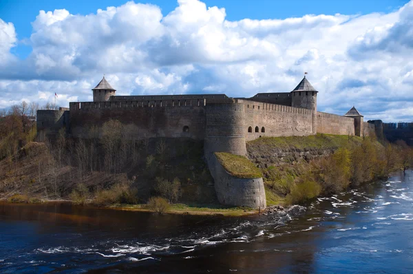 Fortezza di Ivangorod con cielo nuvoloso sullo sfondo — Foto Stock