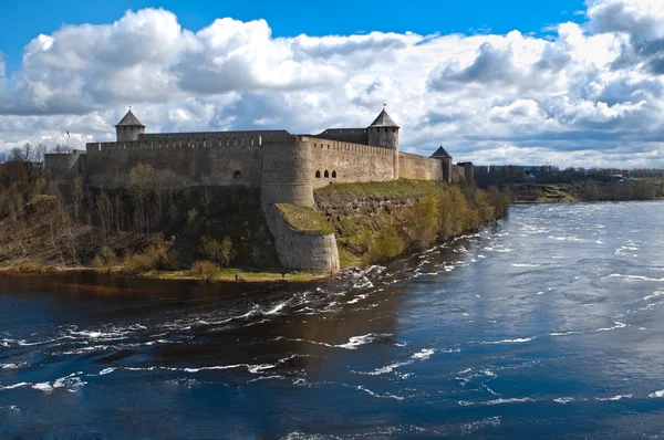Ivangorod Festung mit bewölktem Himmel im Hintergrund — Stockfoto