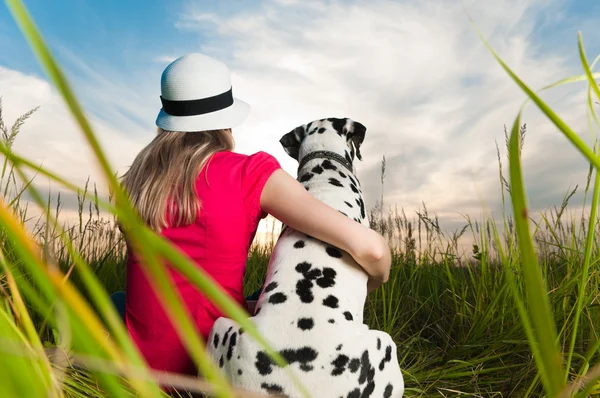 Giovane donna con il suo cane da compagnia Fotografia Stock