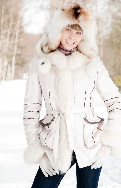 Téli fiatal nő portréja Stock Fotó