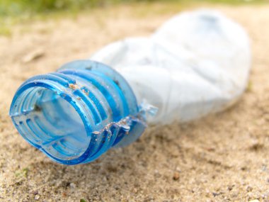 buruşuk plastik şişe