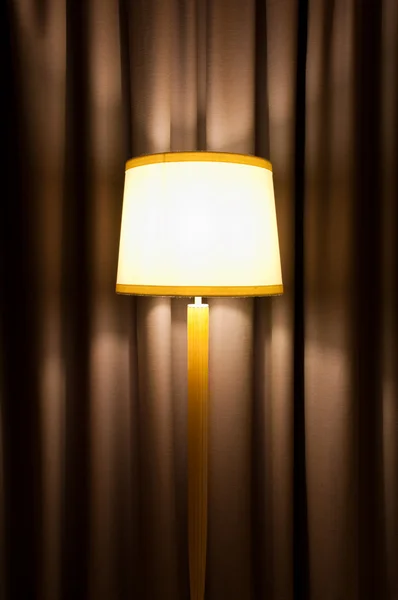 Лампа проти завіса — стокове фото