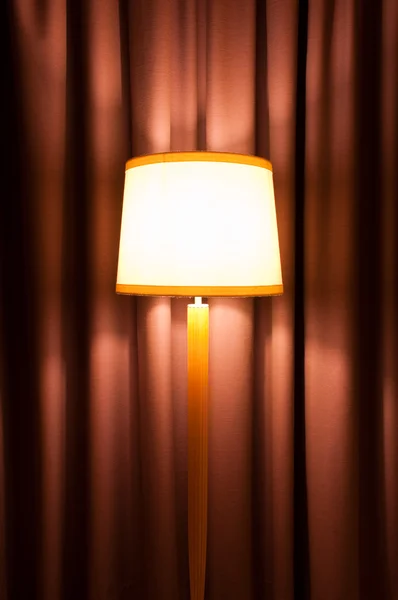 Лампа против занавеса — стоковое фото