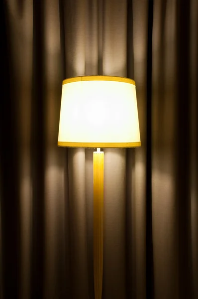 Lampe gegen Vorhang — Stockfoto