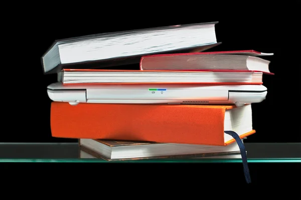 Komputer przenośny między książki — Zdjęcie stockowe