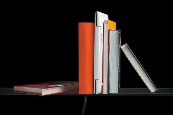 Ordenador portátil entre libros — Foto de Stock